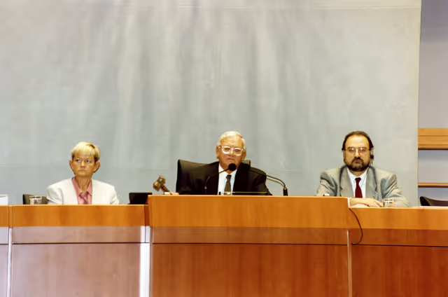 Billede 7: MEP Nicolas ESTGEN attends a plenary session in Brussels in October 1993