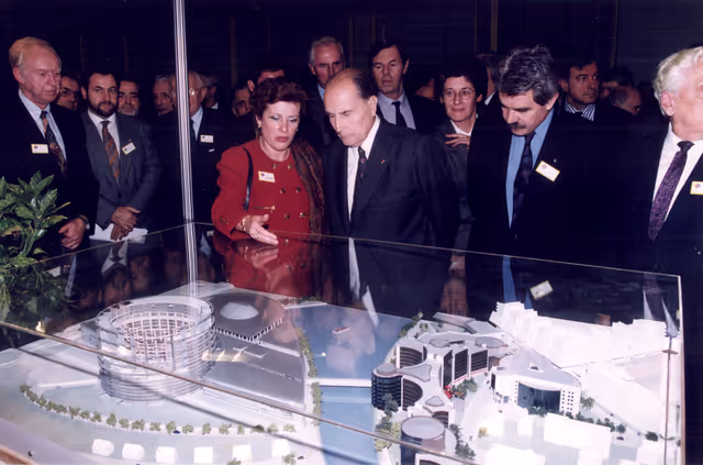 Nuotrauka 1: Francois Mitterrand and Catherine TRAUTMANN in front of the model of the EP buildings in Strasbourg