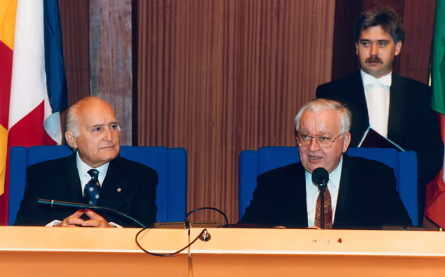 Italian President makes an official visit to the EP in Strasbourg in November 1993