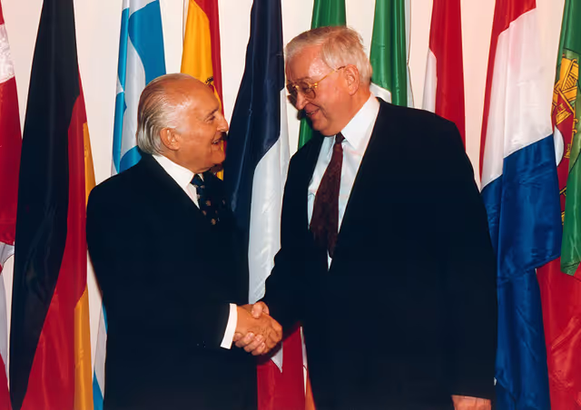 Italian President makes an official visit to the EP in Strasbourg in November 1993
