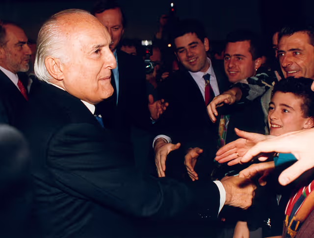 Italian President makes an official visit to the EP in Strasbourg in November 1993
