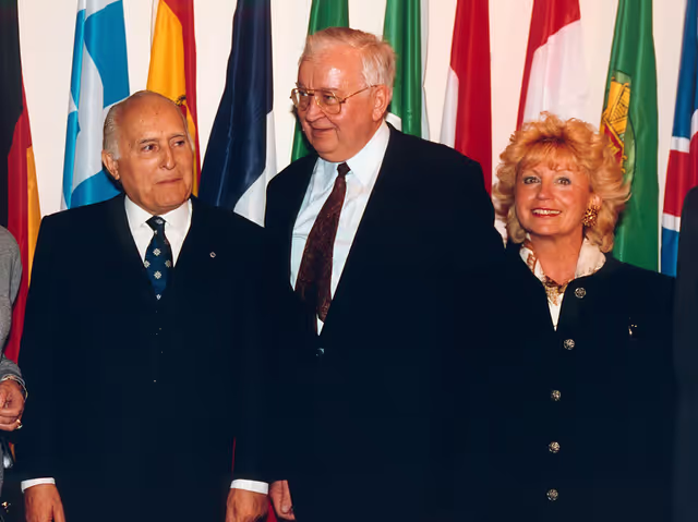 Italian President makes an official visit to the EP in Strasbourg in November 1993