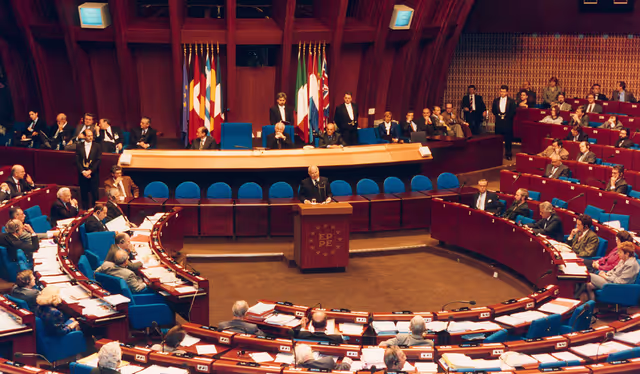 Italian President makes an official visit to the EP in Strasbourg in November 1993