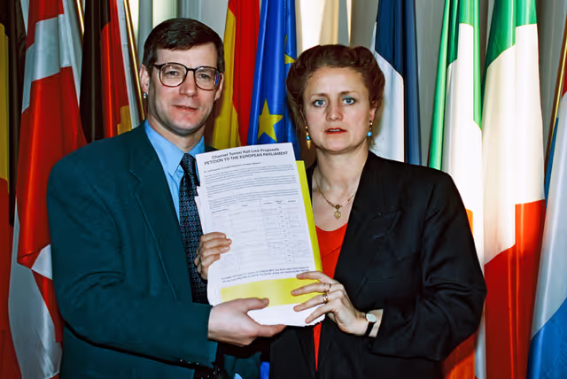 Foto 2: British MEPs with a petition on Channel Tunnel Rail Link Proposals