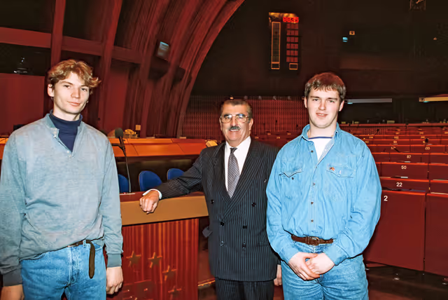 Снимка 1: MEP Edward KELLETT BOWMAN with young people at the European Parliament in Strasbourg