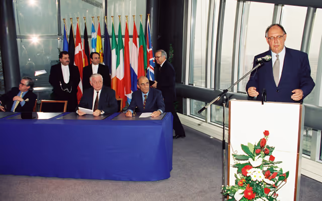 Foto 3: Ceremonial signing of co-decision Council - PE