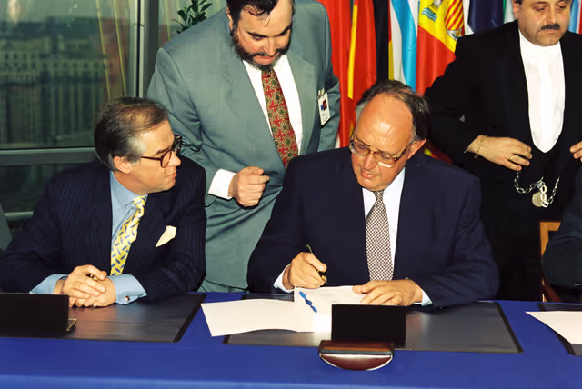 Foto 6: Ceremonial signing of co-decision Council - PE