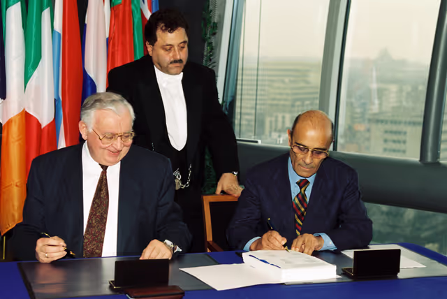 Foto 9: Ceremonial signing of co-decision Council - PE