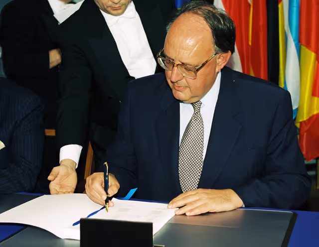 Foto 14: Ceremonial signing of co-decision Council - PE