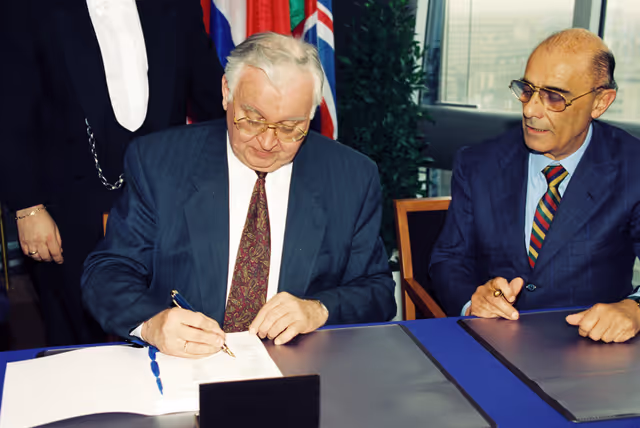 Foto 8: Ceremonial signing of co-decision Council - PE