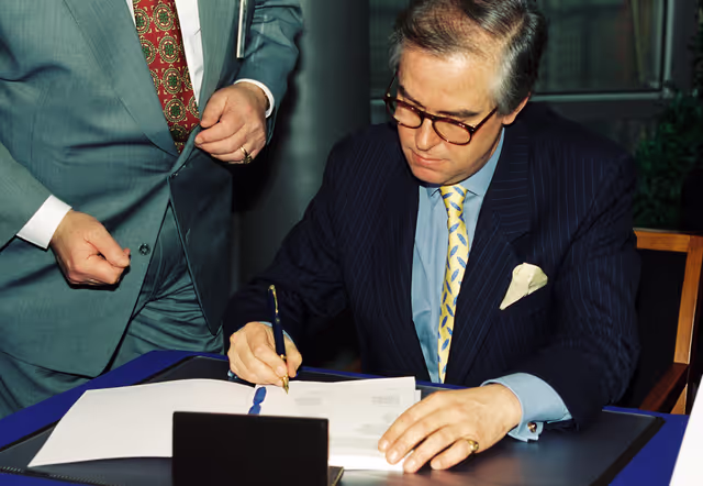 Foto 13: Ceremonial signing of co-decision Council - PE