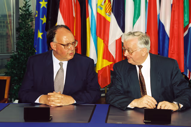 Foto 1: Ceremonial signing of co-decision Council - PE