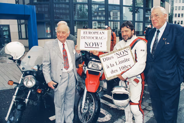 Foto 2: Demonstration against Motorbike's 100cv Limitation