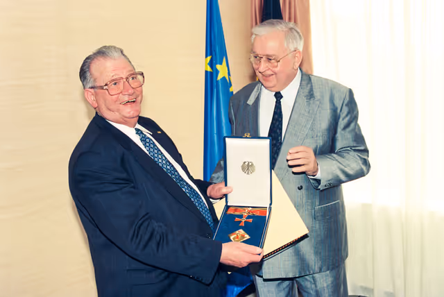 Fotografie 7: Handover of the Cross of Merit