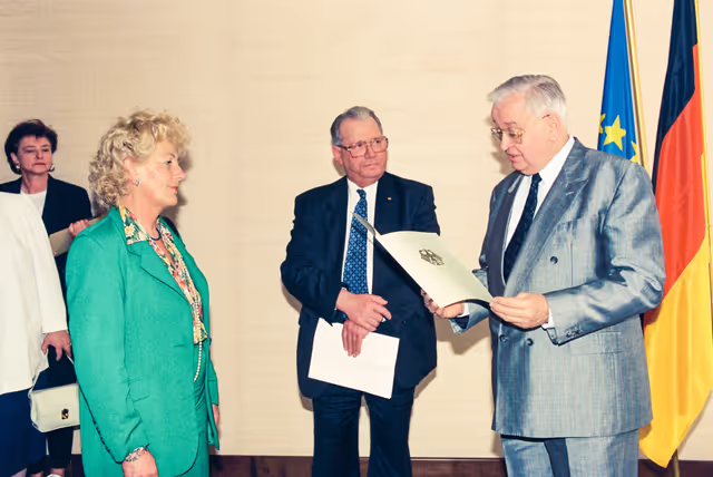 Fotografie 6: Handover of the Cross of Merit