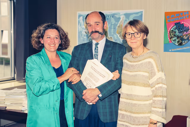 Fotografie 1: Handover of a petition  Sauvons la vallee d' Aspe et le Piemont Pyreneen