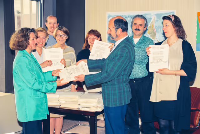 Fotografie 4: Handover of a petition  Sauvons la vallee d' Aspe et le Piemont Pyreneen