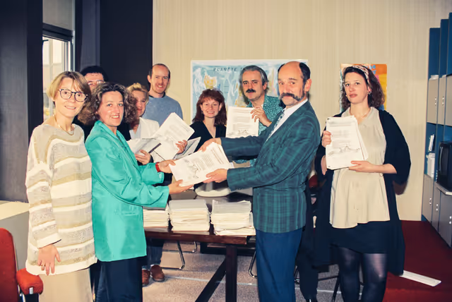 Fotografie 2: Handover of a petition  Sauvons la vallee d' Aspe et le Piemont Pyreneen