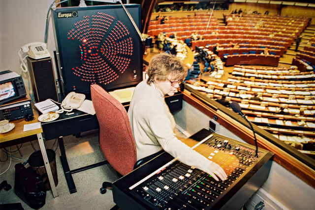 Foto 4: Mixing table and microphones switchboard of the Strasbourg hemicycle