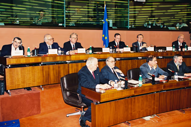 Снимка 14: EPP group meeting - Outgoing EC President is awarded the Robert Schuman medal