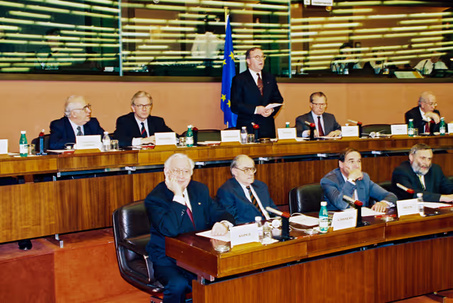 Снимка 1: EPP group meeting - Outgoing EC President is awarded the Robert Schuman medal