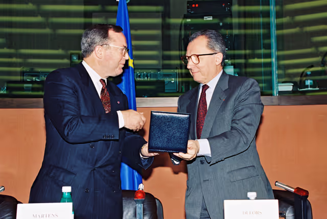 Снимка 5: EPP group meeting - Outgoing EC President is awarded the Robert Schuman medal