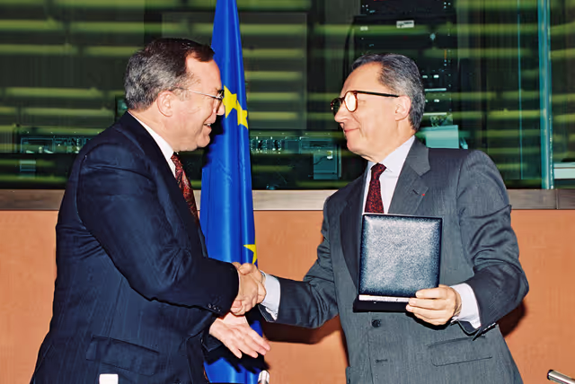 Снимка 11: EPP group meeting - Outgoing EC President is awarded the Robert Schuman medal