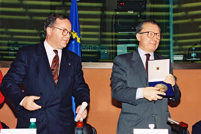 Снимка 16: EPP group meeting - Outgoing EC President is awarded the Robert Schuman medal