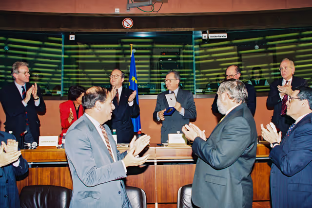 Снимка 17: EPP group meeting - Outgoing EC President is awarded the Robert Schuman medal