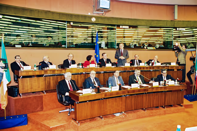 Снимка 8: EPP group meeting - Outgoing EC President is awarded the Robert Schuman medal