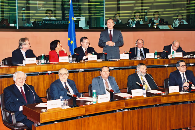 Снимка 4: EPP group meeting - Outgoing EC President is awarded the Robert Schuman medal