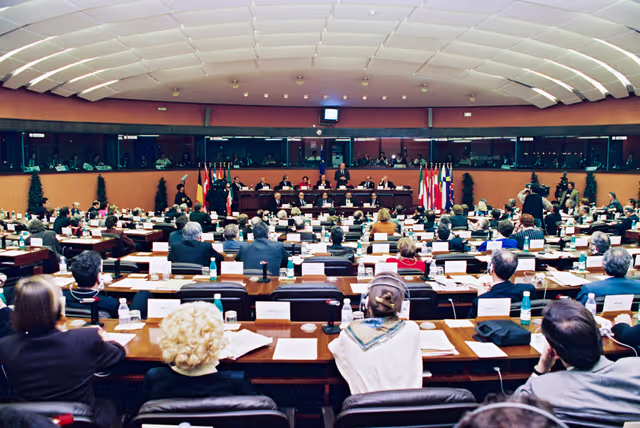 Снимка 13: EPP group meeting - Outgoing EC President is awarded the Robert Schuman medal