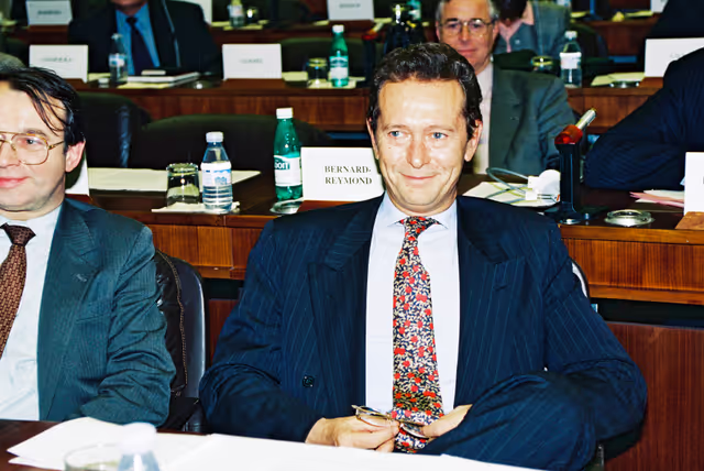 Снимка 3: EPP group meeting - Outgoing EC President is awarded the Robert Schuman medal