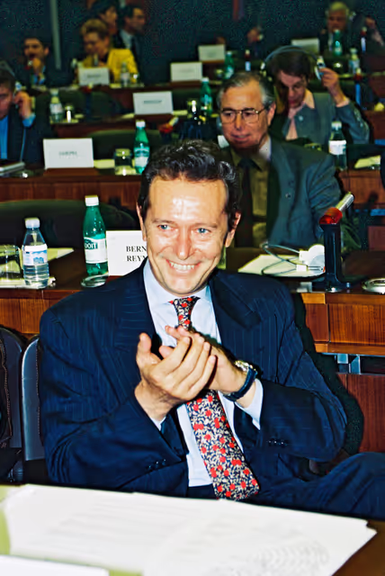 Снимка 6: EPP group meeting - Outgoing EC President is awarded the Robert Schuman medal