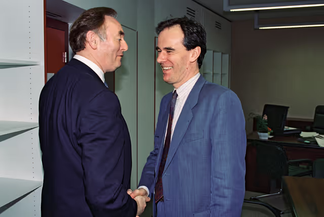 Fotografija 1: Padraig FLYNN, European Commissioner for Social Affairs meets with MEP Ernesto  CACCAVALE