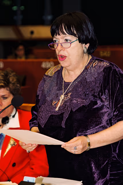 Fotografia 2: Portrait of MEP Karin JUNKER in the hemicycle during the Plenary Session at the EP in Brussels