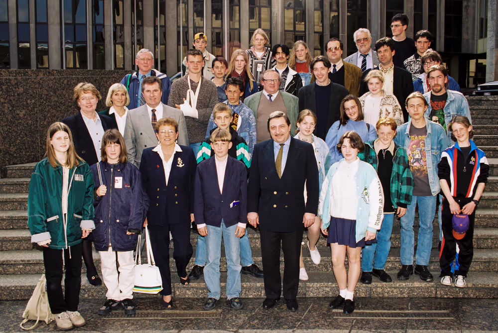 MEP Claude DESAMA meets with a group of scholiers