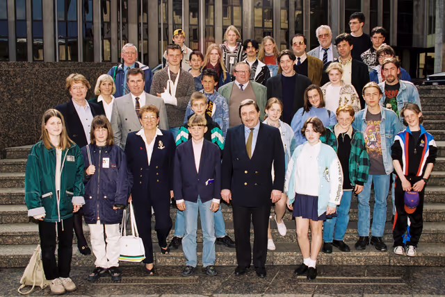 Φωτογραφία 4: MEP Claude DESAMA meets with a group of scholiers