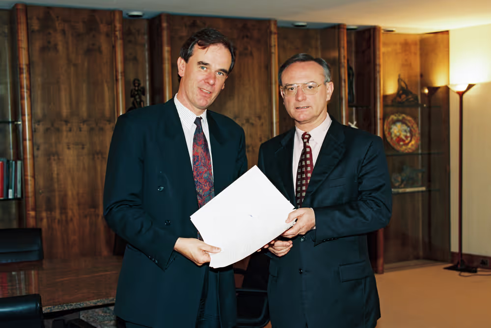 MEP Robin TEVERSON hands over a citizens' letter to EP President