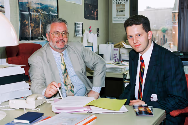 Valokuva 1: MEP Hugh KERR with a guest in Brussels