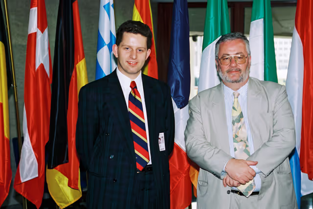 Valokuva 3: MEP Hugh KERR with a guest in Brussels