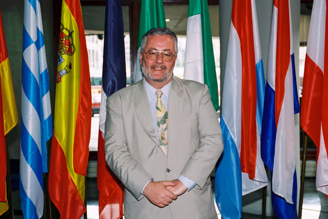 Valokuva 7: Portrait of MEP Hugh KERR in Brussels