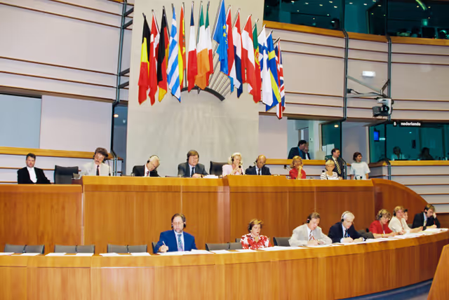 Foto 1: EP Vice-President Nicole FONTAINE presides over a plenary session in Brussels in June 1995