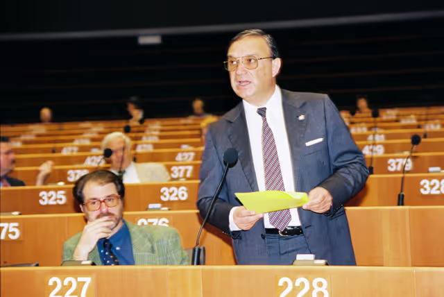 Foto 28: MEP Fernando FERNANDEZ MARTIN speaks in plenary session in Brussels