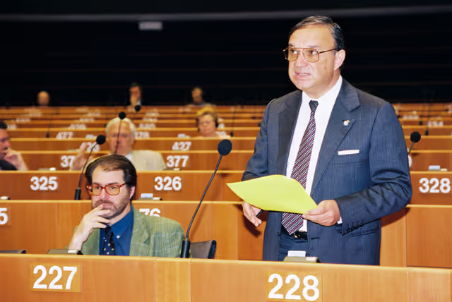 Foto 27: MEP Fernando FERNANDEZ MARTIN speaks in plenary session in Brussels
