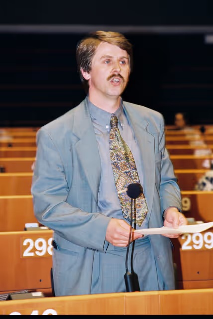 Foto 33: MEP Gerhard BOTZ speaks in plenary session in Brussels