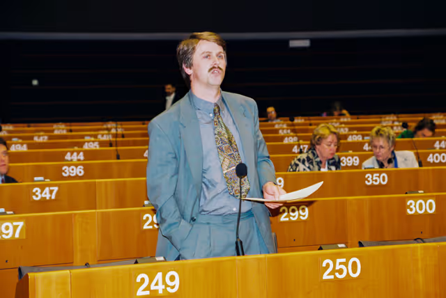 Foto 32: MEP Gerhard BOTZ speaks in plenary session in Brussels