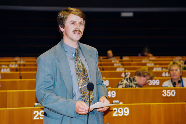 Foto 31: MEP Gerhard BOTZ speaks in plenary session in Brussels