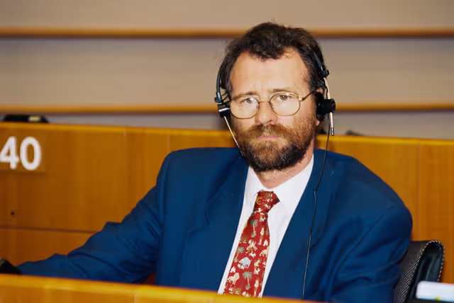 Foto 46: MEP Tony A. CUNNINGHAM atends a plenary session in Brussels