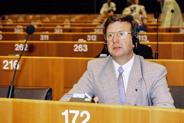 Foto 45: MEP Rolf BEREND atends a plenary session in Brussels